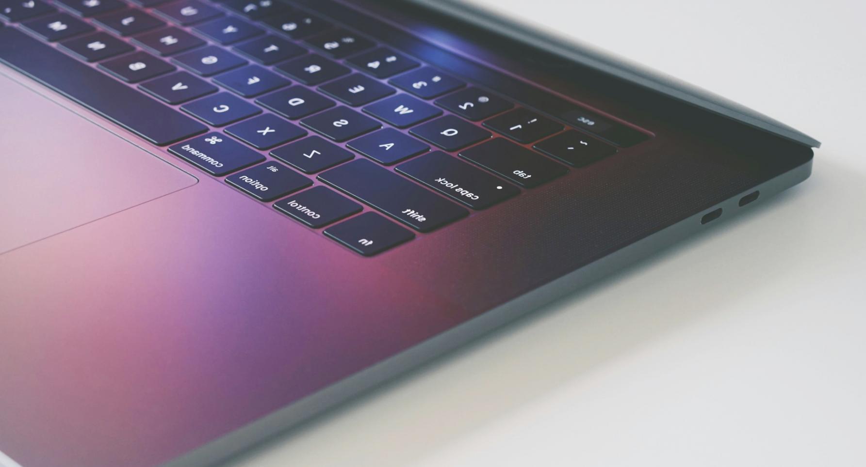 Sesión de trabajo del equipo bravelyntora desarrollando estrategias personalizadas de psicología financiera