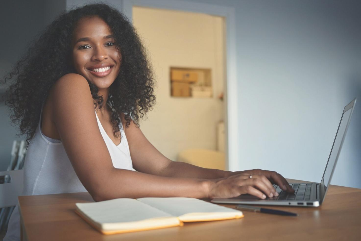 Persona analizando sus finanzas personales con enfoque psicológico