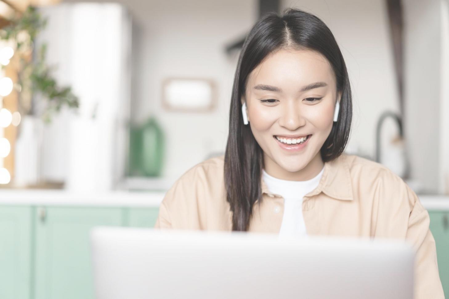 Equipo de especialistas en psicología financiera trabajando juntos