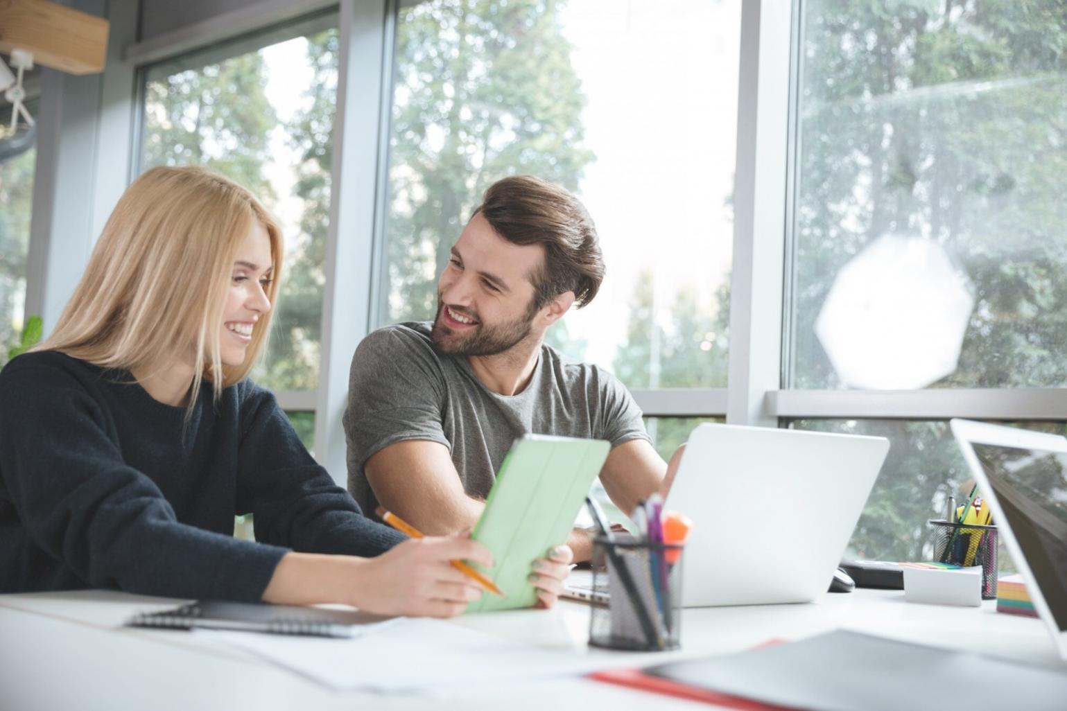 Persona consultando noticias financieras en dispositivo móvil